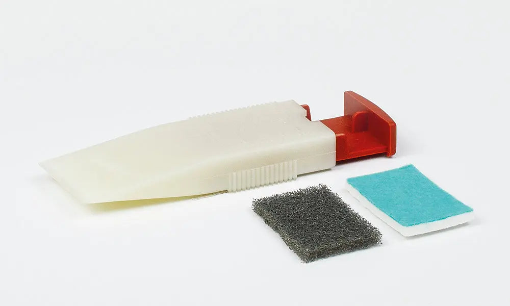 Transparent fyllstoff-høvel for bearbeiding av mykvoks og hardvoks. Innebygd slipefleece og rengjøringskam. Spesielt utviklet for Kerami-Fill.