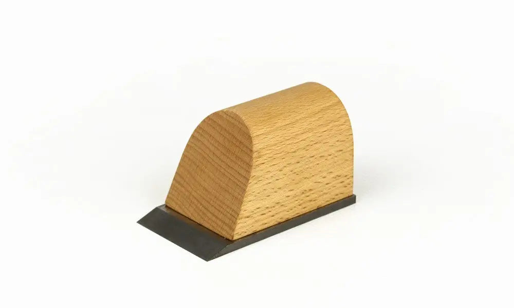 Håndhøvel med 50 mm Leitz-kniv for presis planering og fjerning av harde fyllstoffer. Profesjonelt verktøy for nøyaktig arbeid.