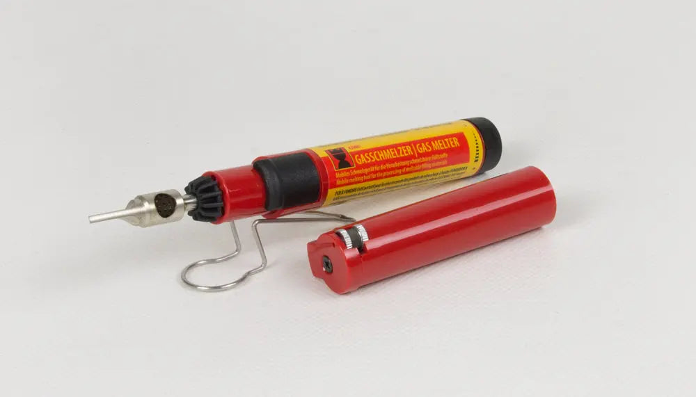 Mobilt gassdrevet smelteverktøy for hardvoks. Brenntid 3 timer, maks 240°C. Kompakt og lett med integrert tennstein-tenner.