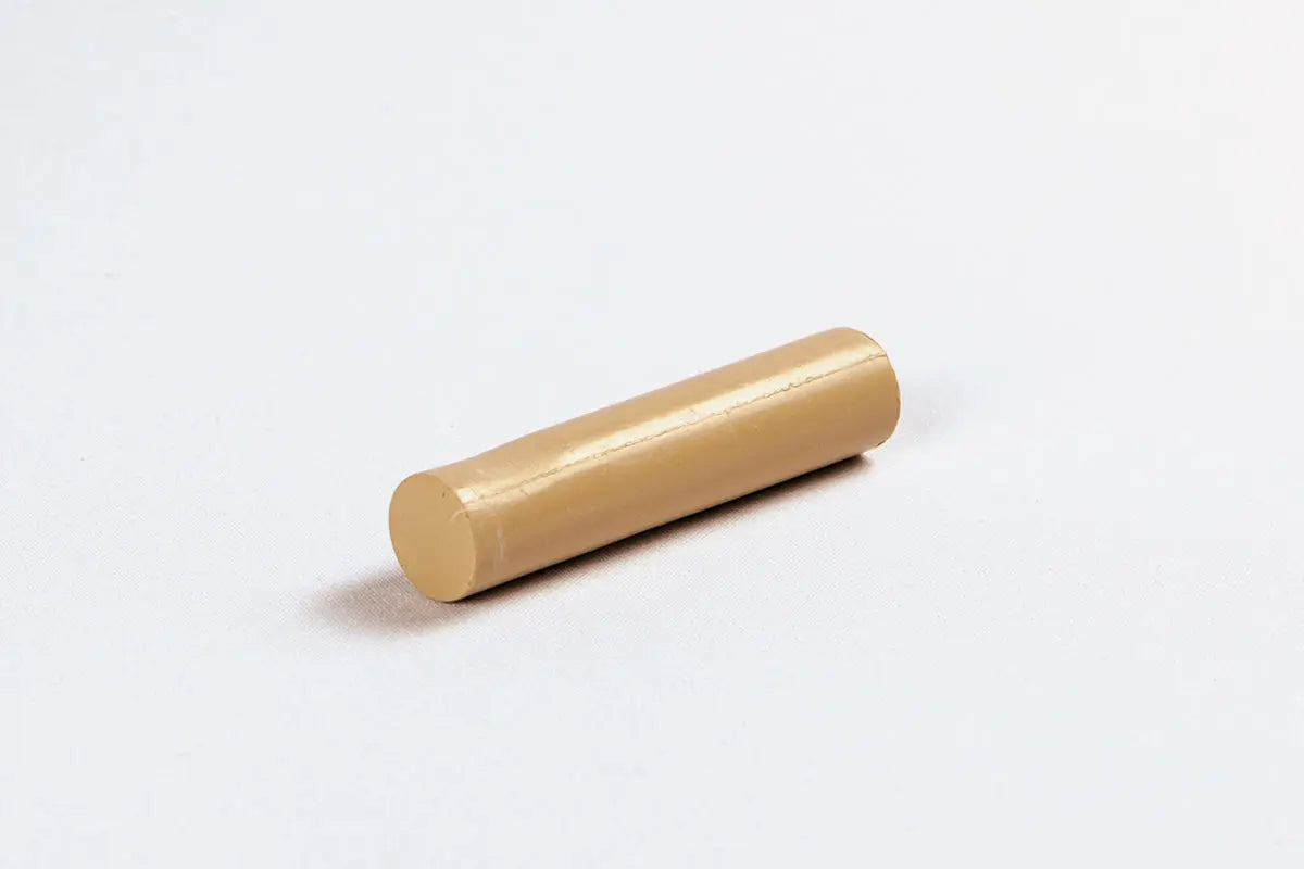 Fyll-Fix 8 cm mykvoks for fine riper i dekoroverflater. Enkel påføring med fyllstoff-høvel. Smeltetemperatur 60°C. For innendørs bruk.