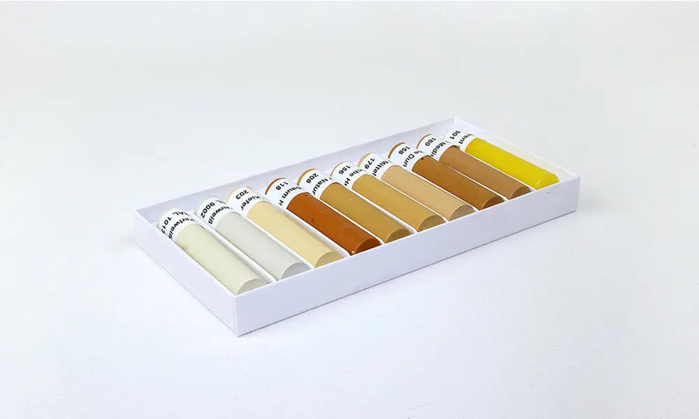 Fyll-Fix Serie 713 i lyse tretoner, 10 x 8 cm. Mykvoks for fine riper i dekorflater. Enkel påføring med fyllstoff-høvel. Smeltetemperatur 60°C.