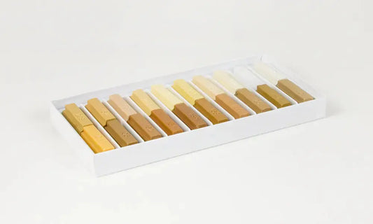 Mykvoks Serie 73A i lyse tretoner, 20 x 4 cm. For fine riper i dekoroverflater. Enkel påføring med fyllstoff-høvel. Smeltetemperatur 60°C.