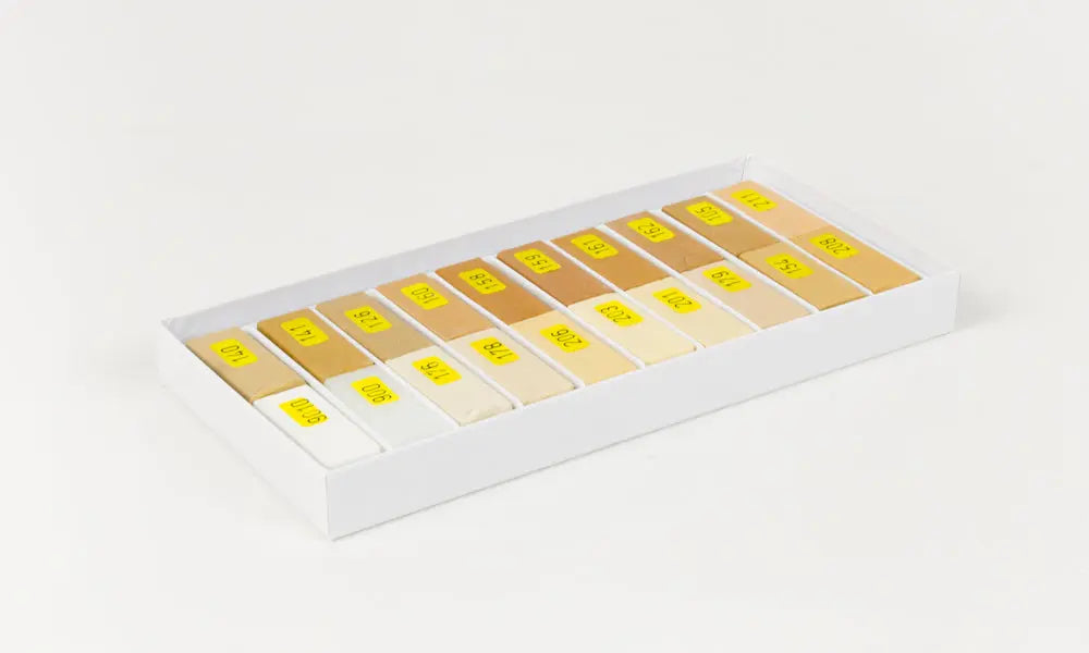 Hardvoks Serie 73A i lyse tretoner, 20 x 4 cm. For dype riper og hull på tre- og dekoroverflater. Hard og elastisk. Smeltepunkt 81°C.