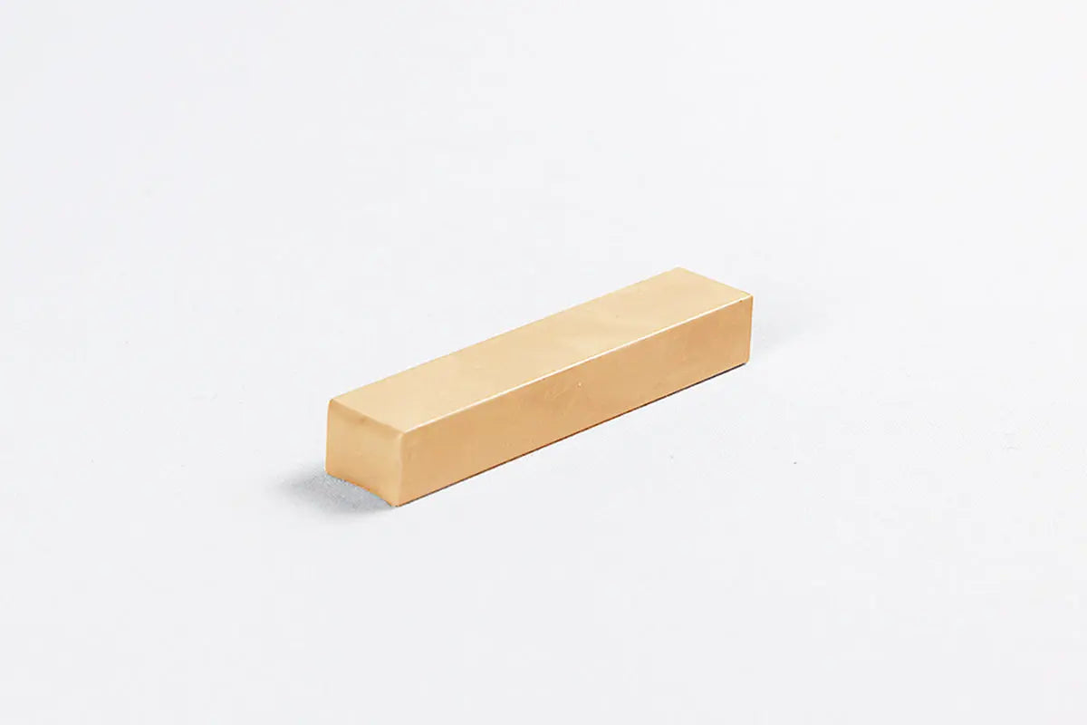 Hardvoks PLUS 8 cm for riper og hull på heltre, plast og dekor. Svært hard og formstabil. For innendørs og utendørs bruk.