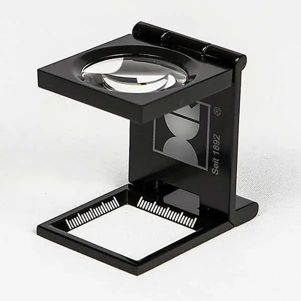 Lakklupe for bedre vurdering av skadeunderlag og skadekanter. Gir bedre synlighet av fine trestrukturer og årringer. Profesjonelt verktøy.