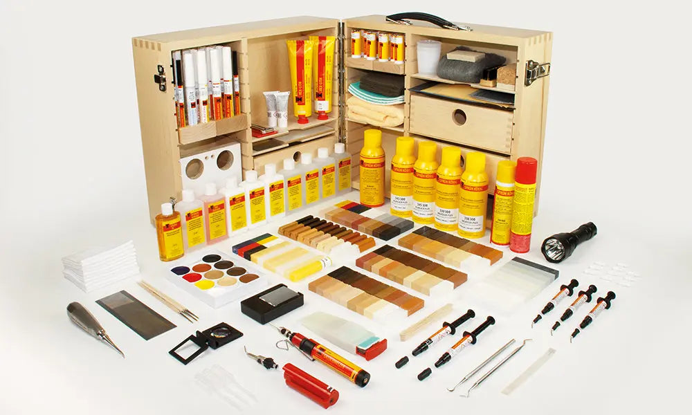 All-In-One Koffert for profesjonell reparasjon av gulv og trapper. Komplett system med voks, verktøy og lakk for alle typer reparasjoner på stein, tre, plastikk.