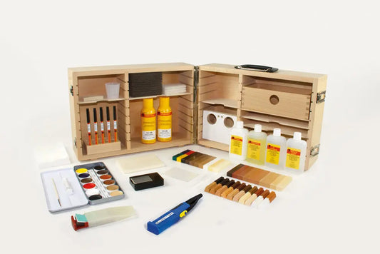 Profesjonell servicekoffert for reparasjon av gulv og trapper. Komplett system med voks, verktøy og klarlakk for varige resultater.