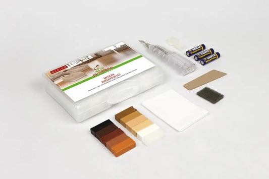Reparer riper og hull på tre- og dekoroverflater. MEDIUM sett med batterismelter, hardvoks og verktøy i praktisk koffert.