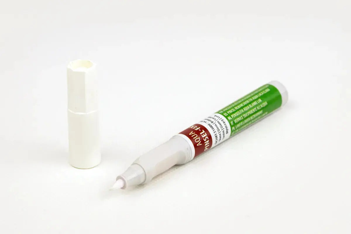 AQUA Pensel-Fix klarlakk for punktvis forsegling og justering av glansgrad. Fjerner fine riper på lakkerte overflater og fliser. Vannbasert.