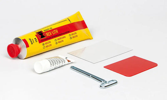 Rex-Lith Sett med 100 ml tube, herder og spatel. 2-komponents sparkel for hjørne- og kantskader på tre, dekor og metall. Ekstremt hard, lavt svinn.