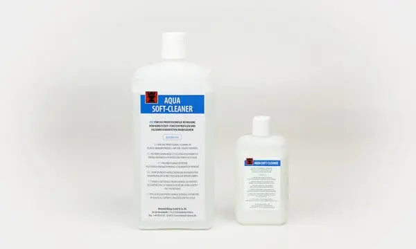 AQUA Soft-Cleaner for skånsom rengjøring av verktøy og overflater. Vannbasert, miljøvennlig rengjøringsmiddel. Fjerner voks og lakkrester.